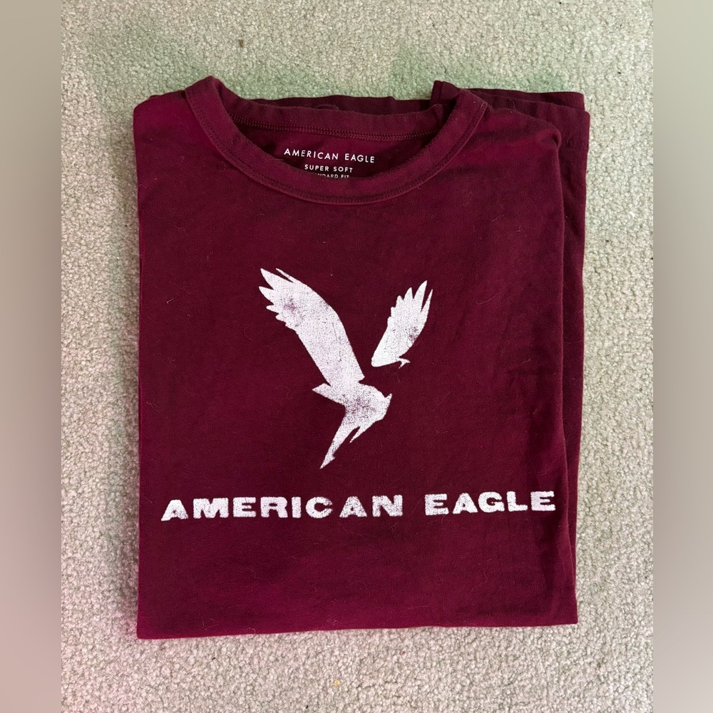 Men’s American Eagle Tshirt. Burgundy. Large.